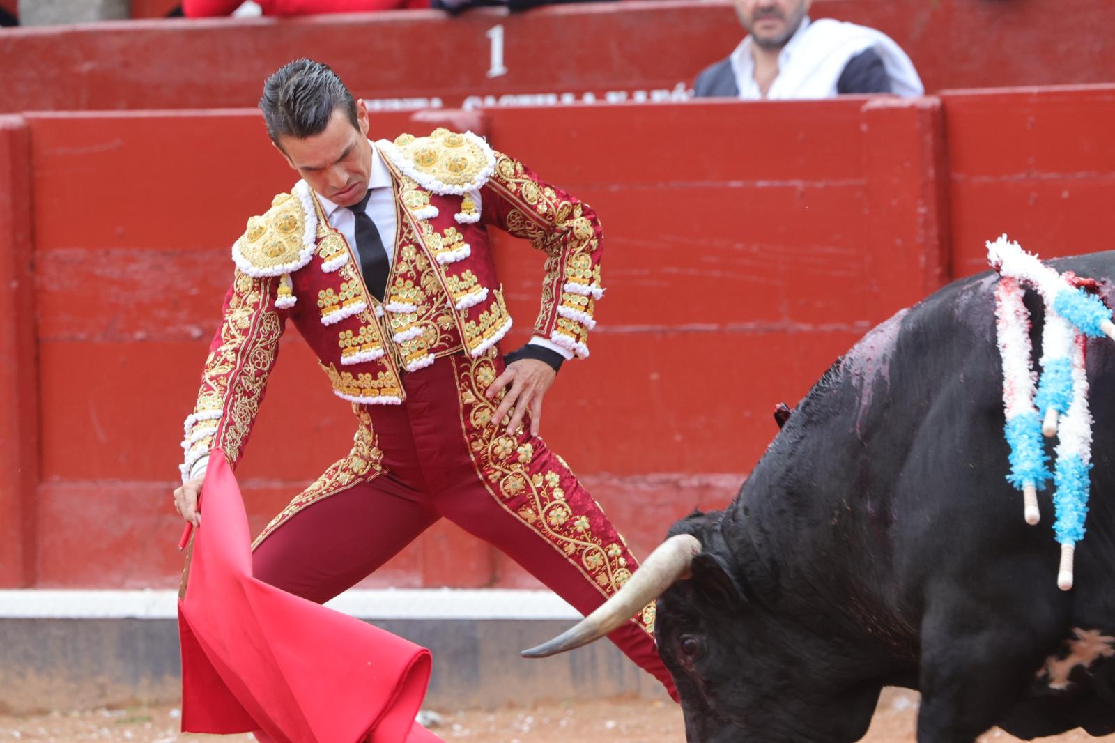 Castella desoreja al segundo de su lote y sale a hombros de La Glorieta