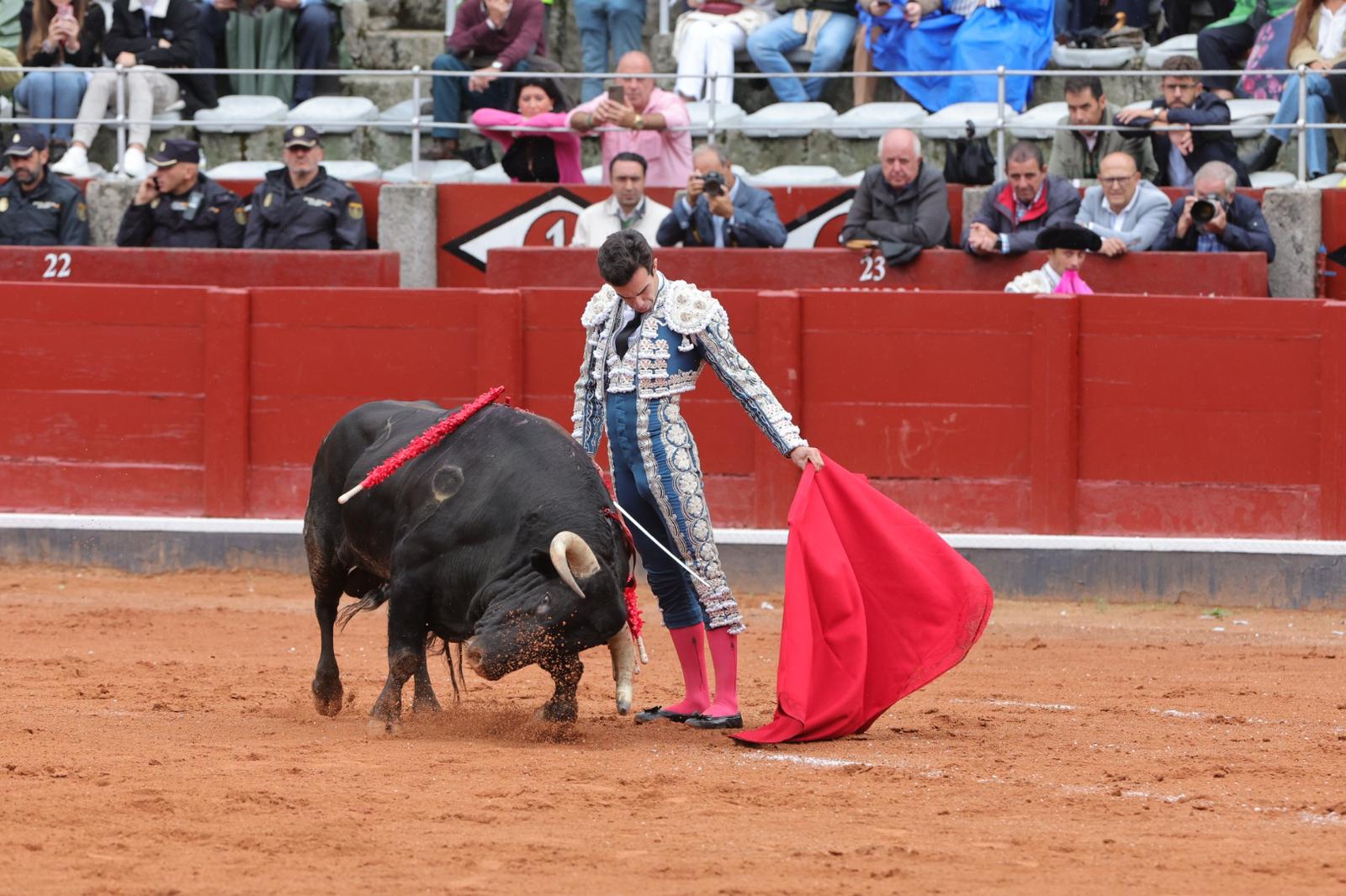 Castella desoreja al segundo de su lote y sale a hombros de La Glorieta