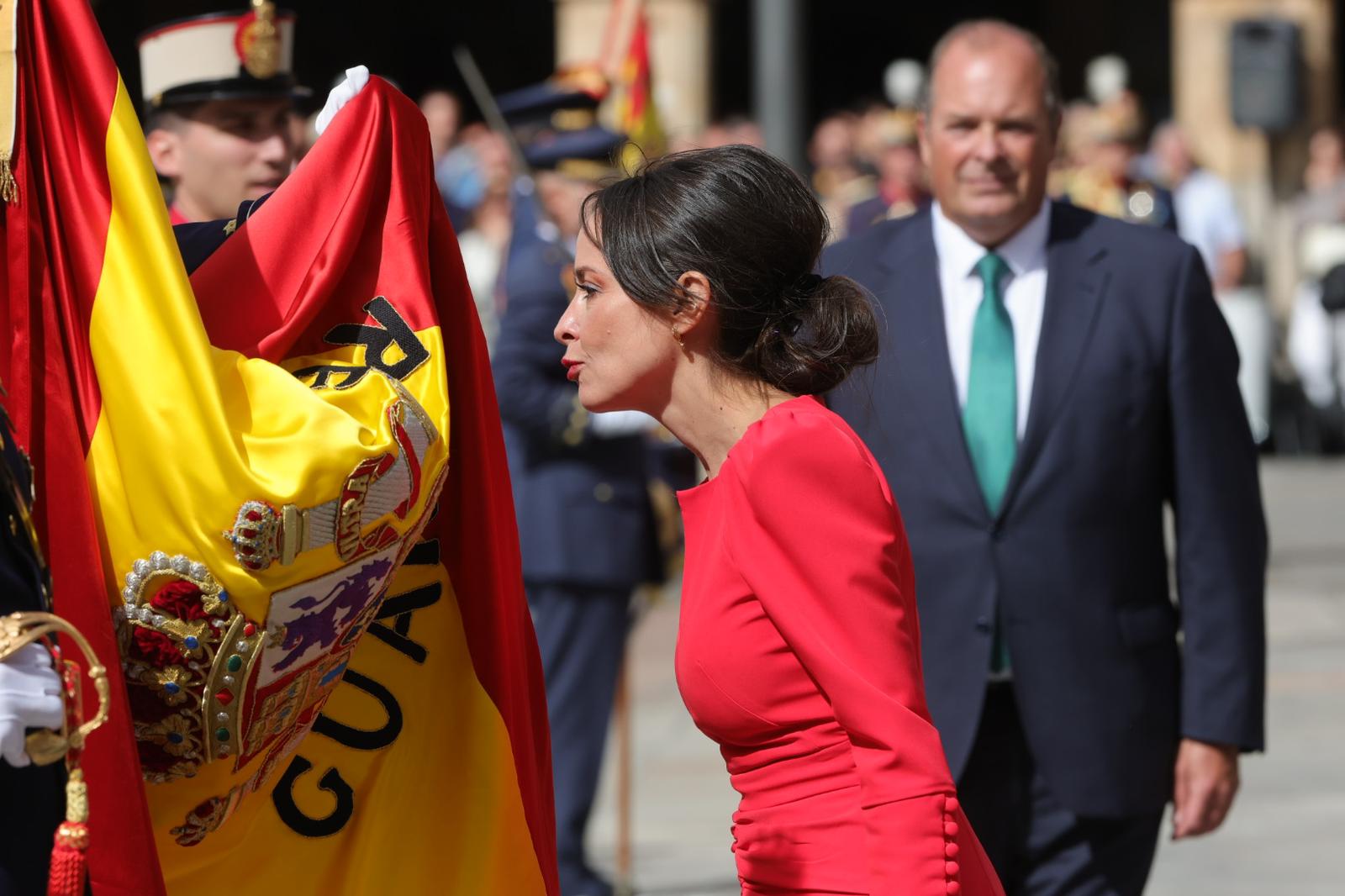 Solemne jura de bandera en la Plaza Mayor de Salamanca con la Guardia Real