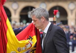 Un instante de la jura de bandera realizada esta mañana en la Plaza Mayor por la Guardia Real.