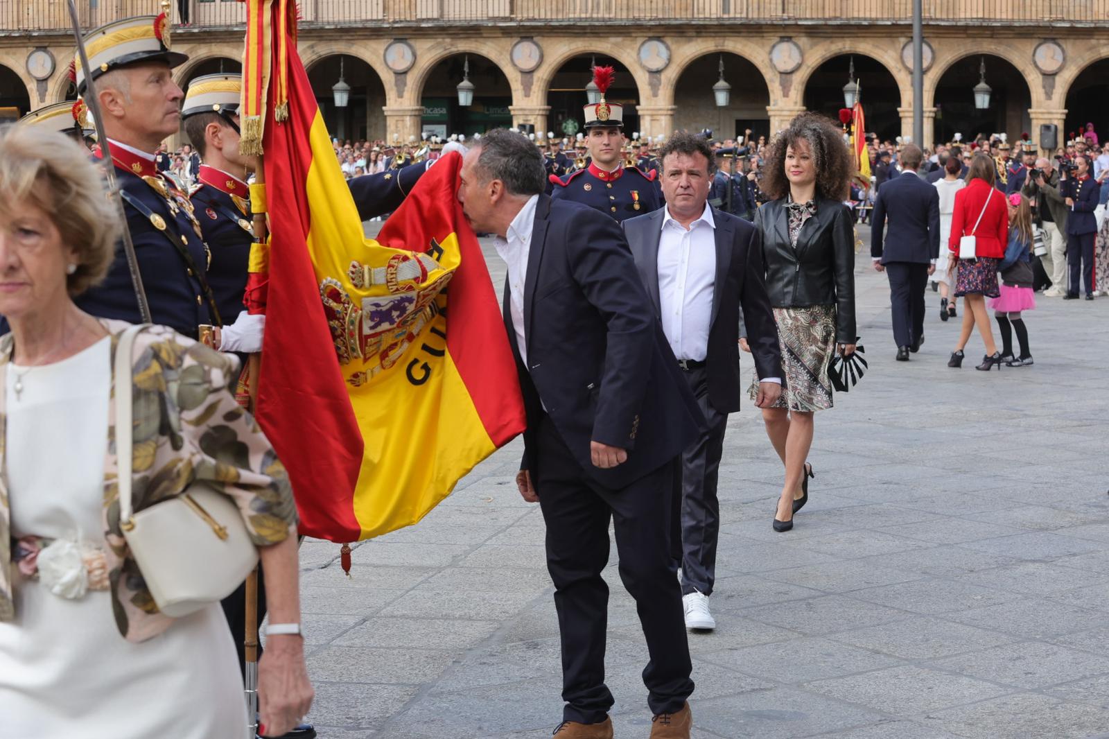 Solemne jura de bandera en la Plaza Mayor de Salamanca con la Guardia Real