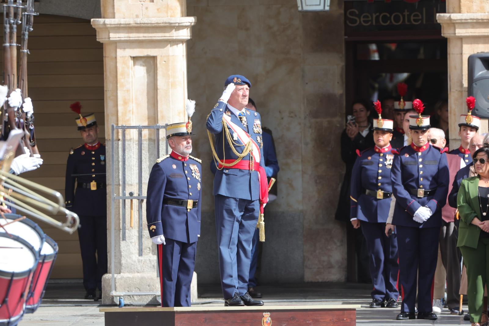 Solemne jura de bandera en la Plaza Mayor de Salamanca con la Guardia Real