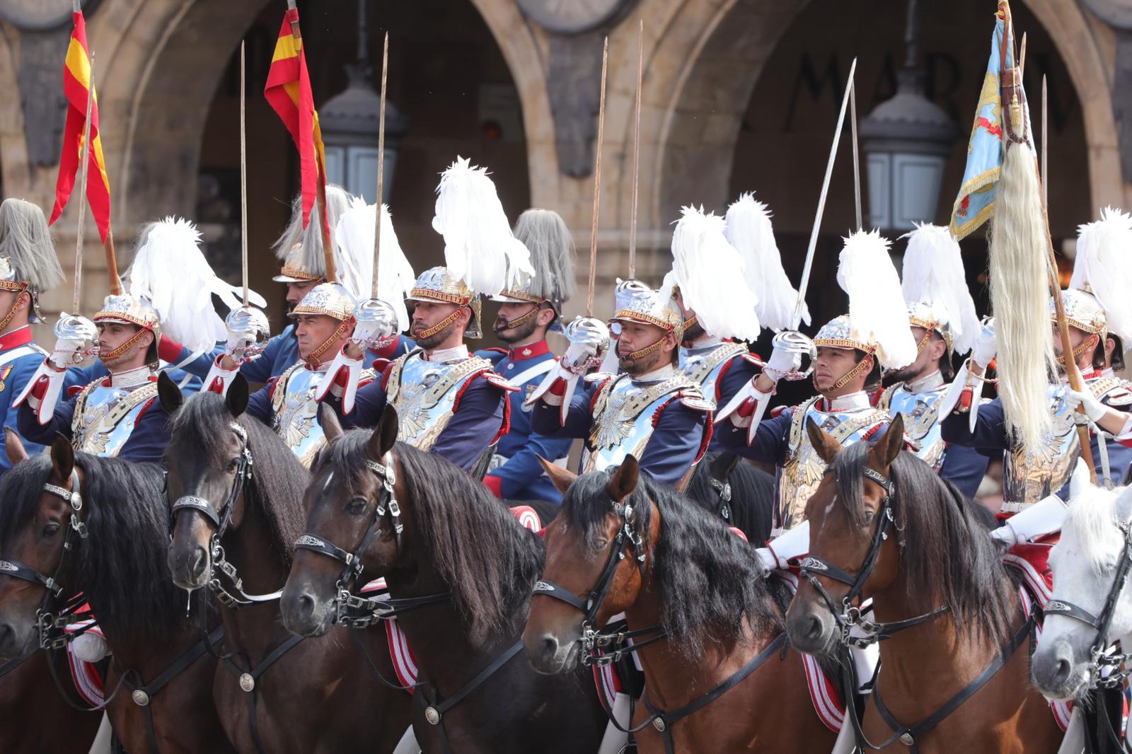 Solemne jura de bandera en la Plaza Mayor de Salamanca con la Guardia Real