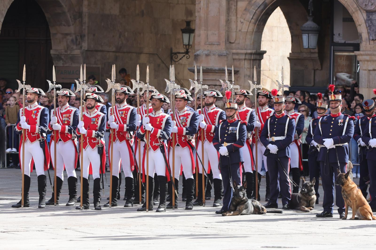 Solemne jura de bandera en la Plaza Mayor de Salamanca con la Guardia Real