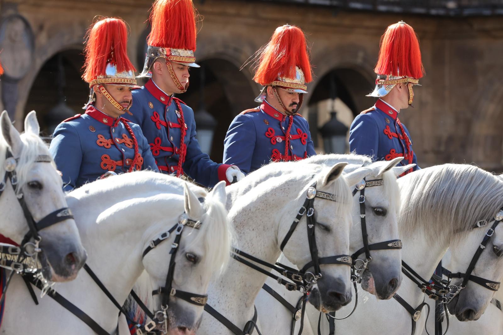 Solemne jura de bandera en la Plaza Mayor de Salamanca con la Guardia Real