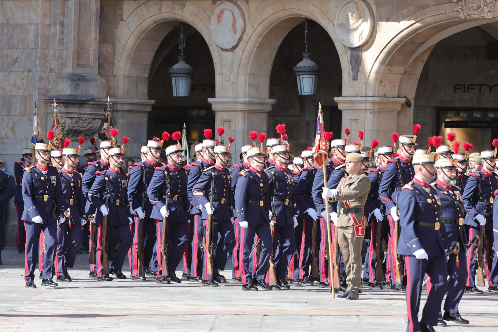 Solemne jura de bandera en la Plaza Mayor de Salamanca con la Guardia Real