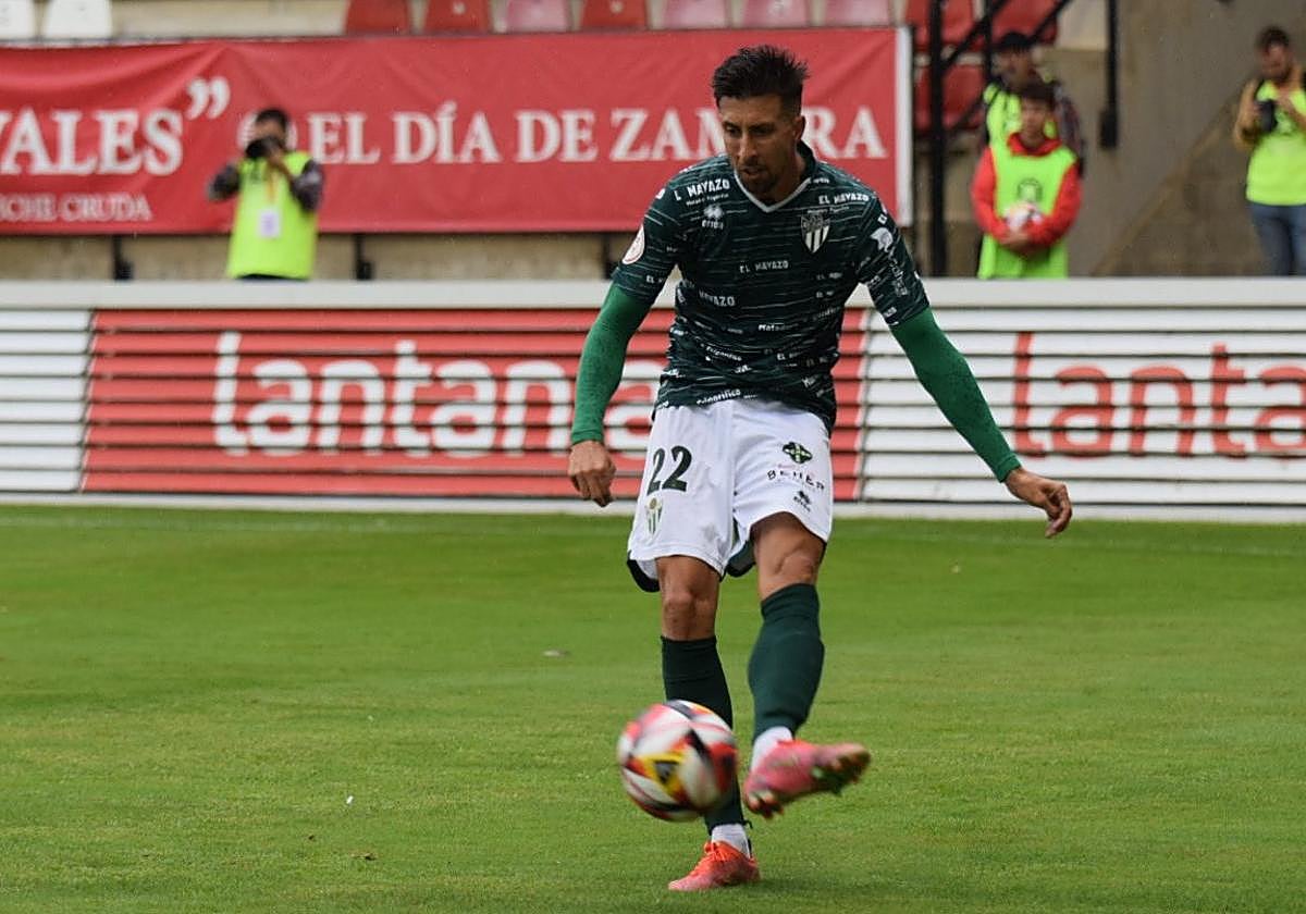 Coque realiza un pase ante el Zamora.