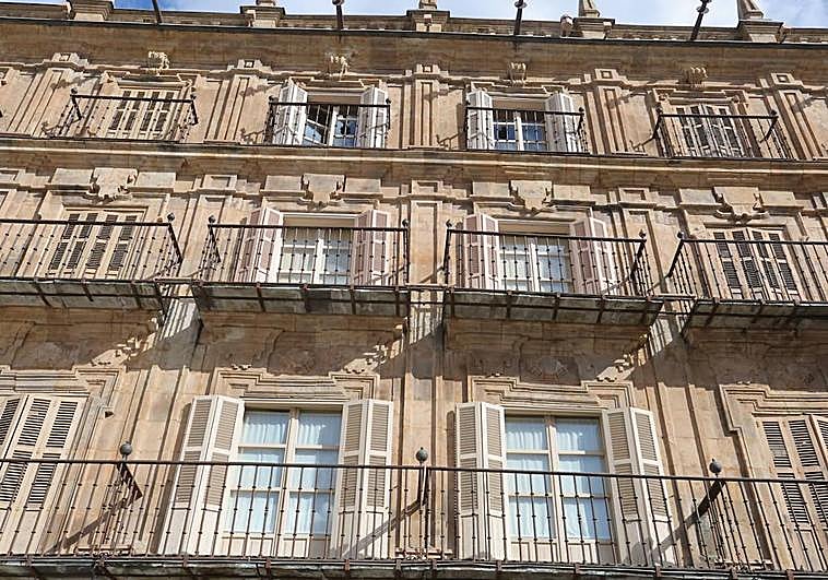 Los diferentes tonos de las contraventanas se aprecian con claridad.