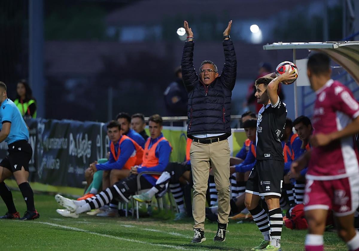Dani Ponz da instrucciones desde la banda del Reina Sofía en un partido de Unionistas.
