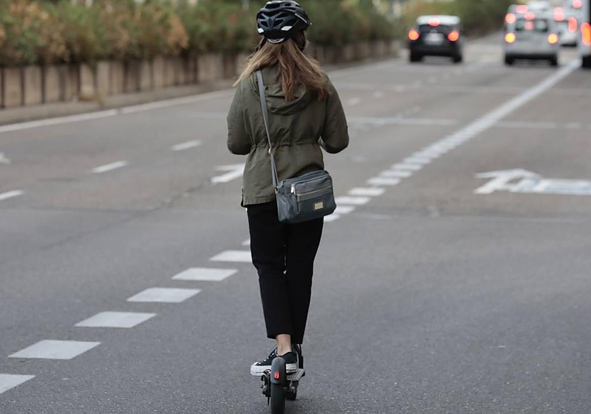 Una joven conduce un patinete en una imagen de archivo.