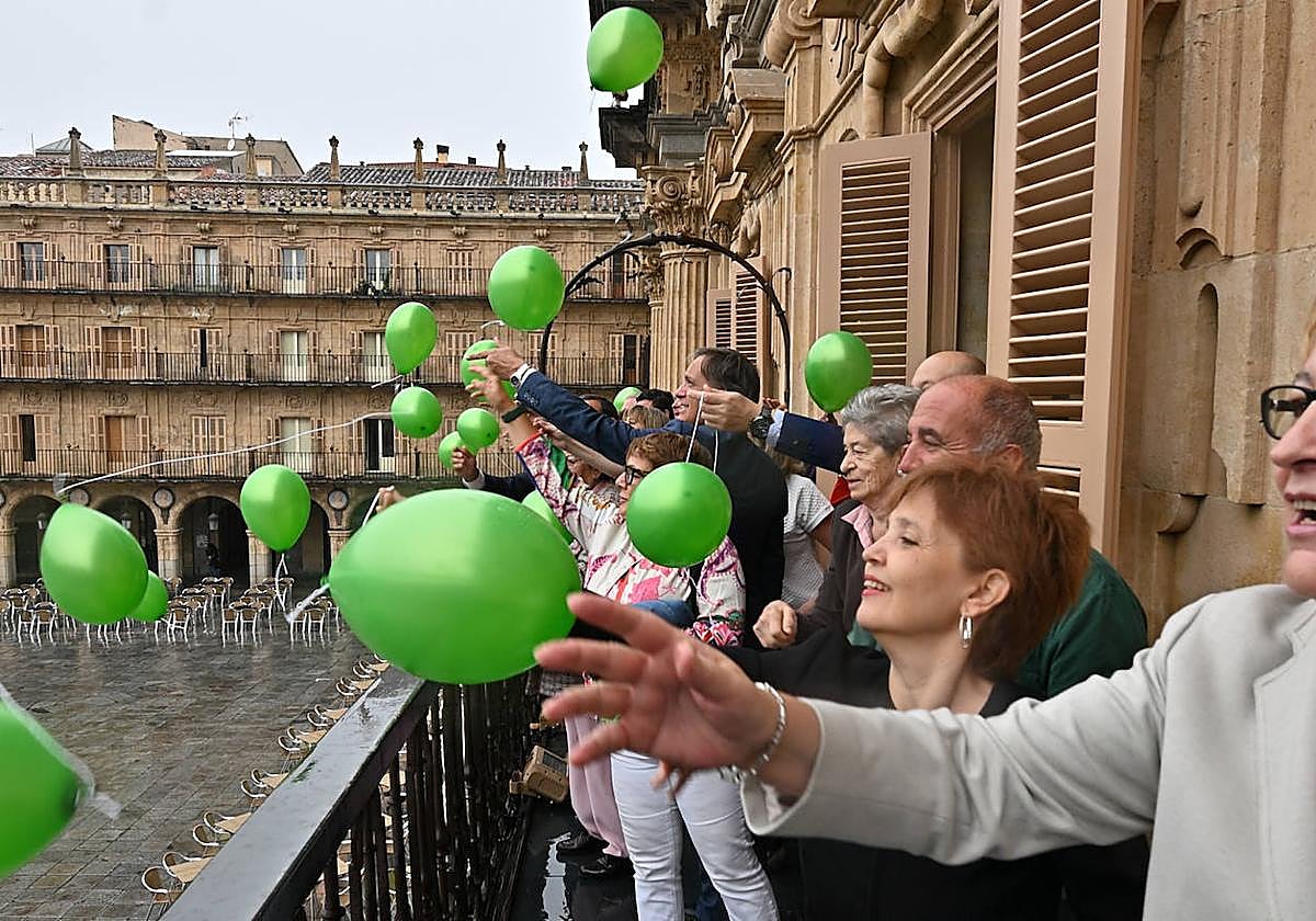 Suelta de globos desde el balcón del Ayuntamiento.