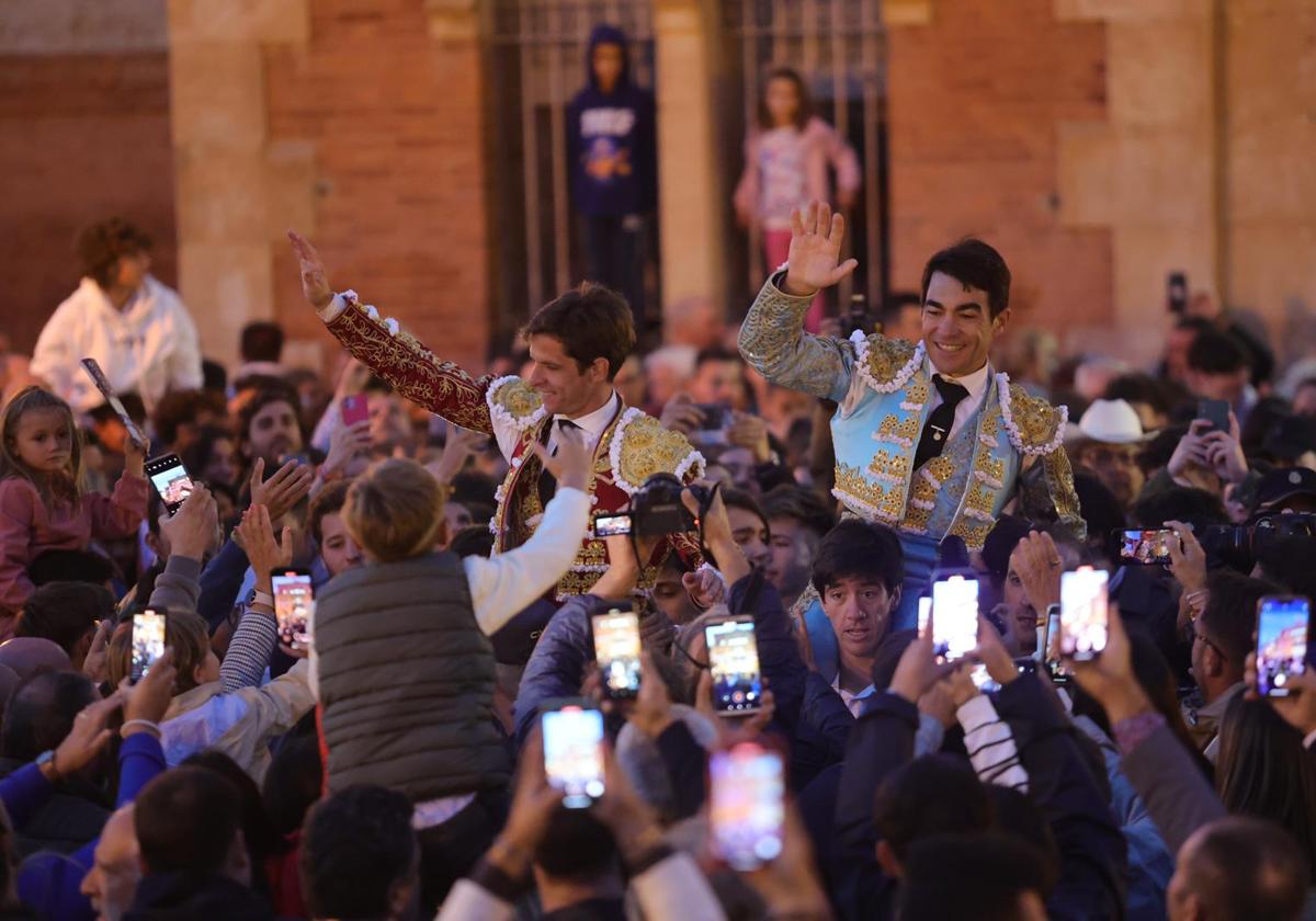 El Juli y López Chaves salen a hombros de La Glorieta.