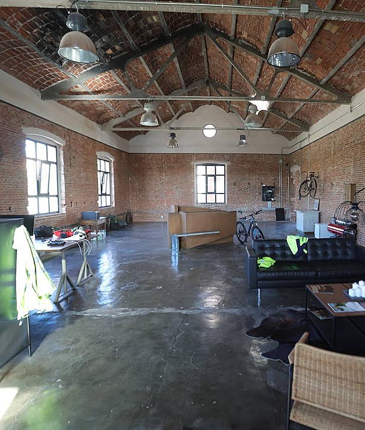 Imagen secundaria 2 - Recepción, exterior y una de las salas del edificio.