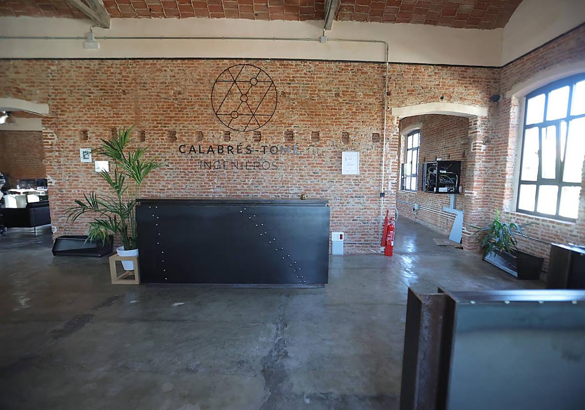 Imagen principal - Recepción, exterior y una de las salas del edificio.