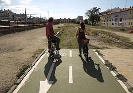 El carril bici de la zona de Vialia, que acaba en un descampado.