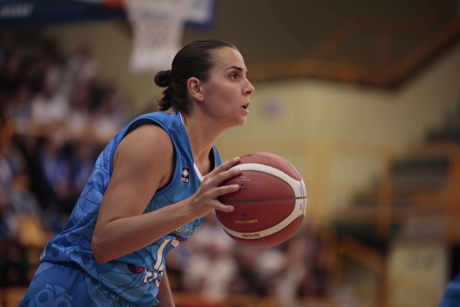 El debut de Avenida convence en la cancha y en la grada