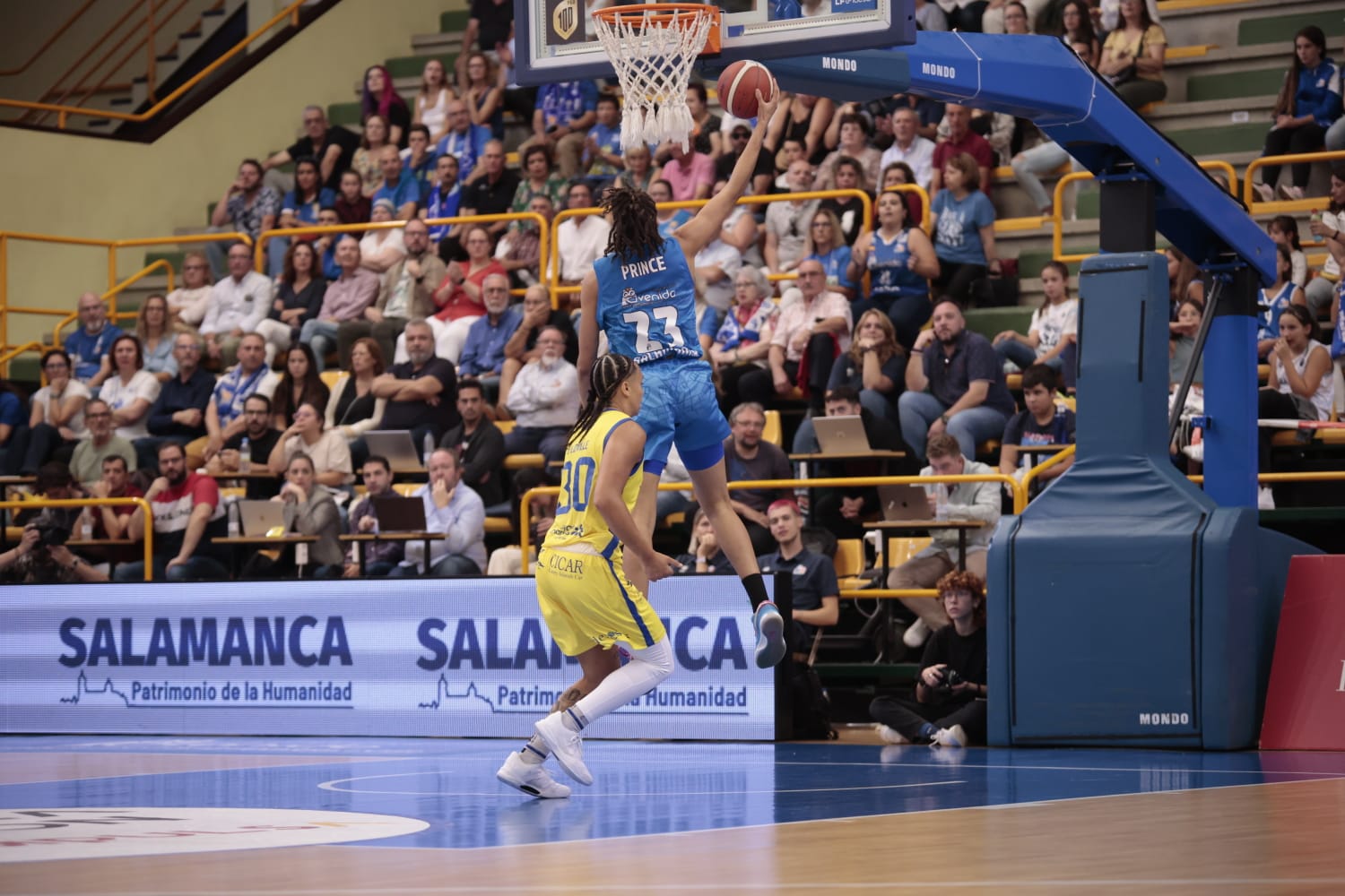El debut de Avenida convence en la cancha y en la grada