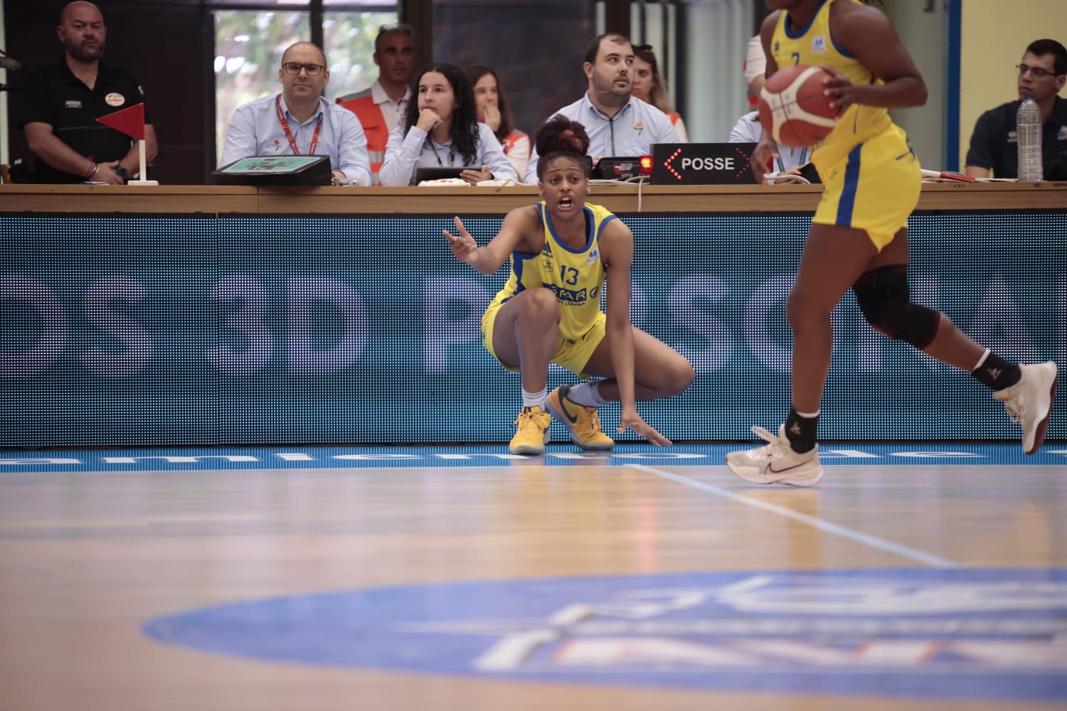 El debut de Avenida convence en la cancha y en la grada