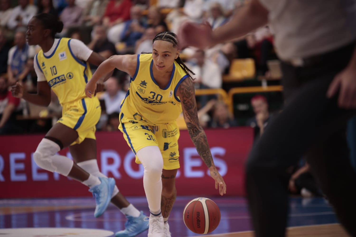 El debut de Avenida convence en la cancha y en la grada