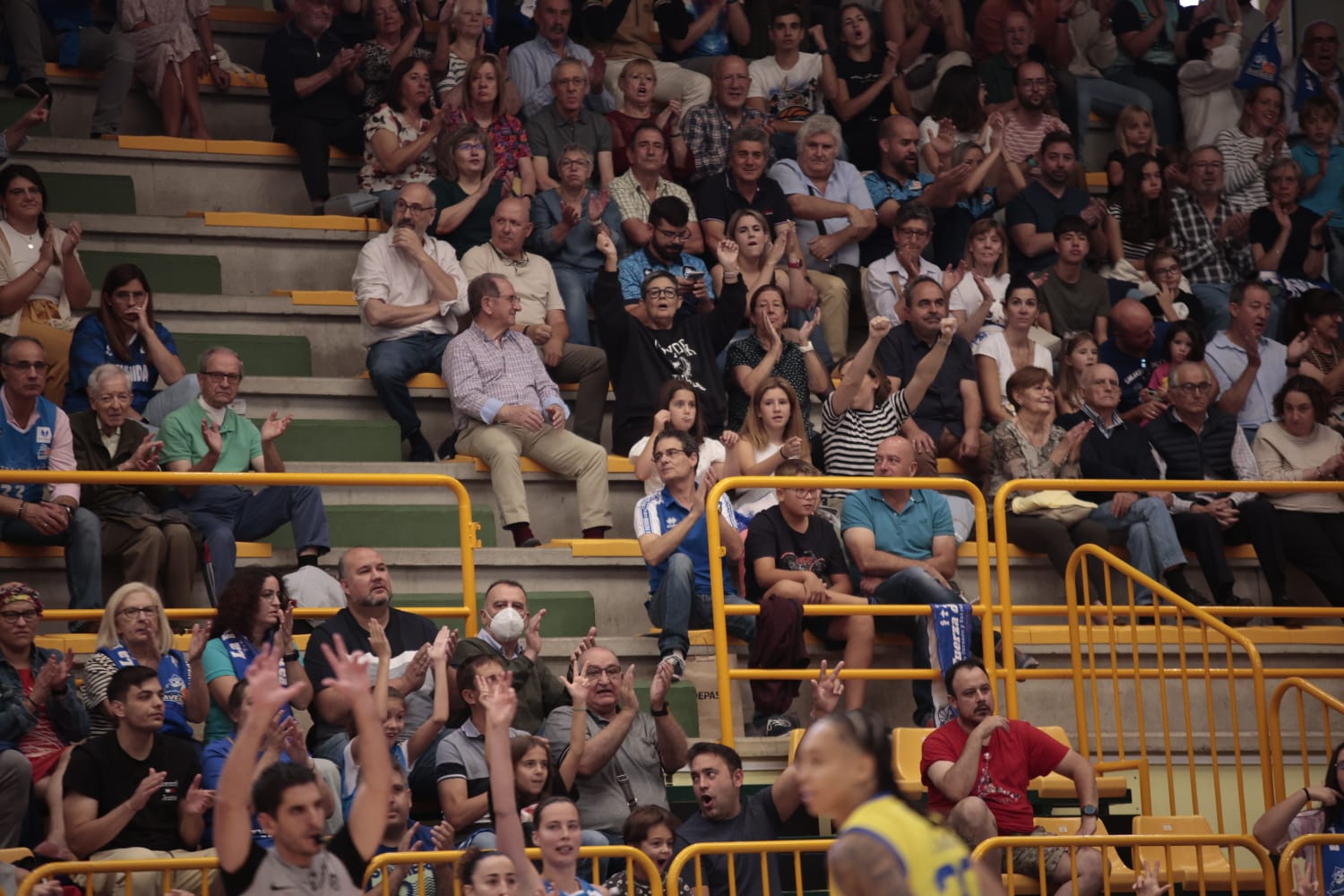 El debut de Avenida convence en la cancha y en la grada