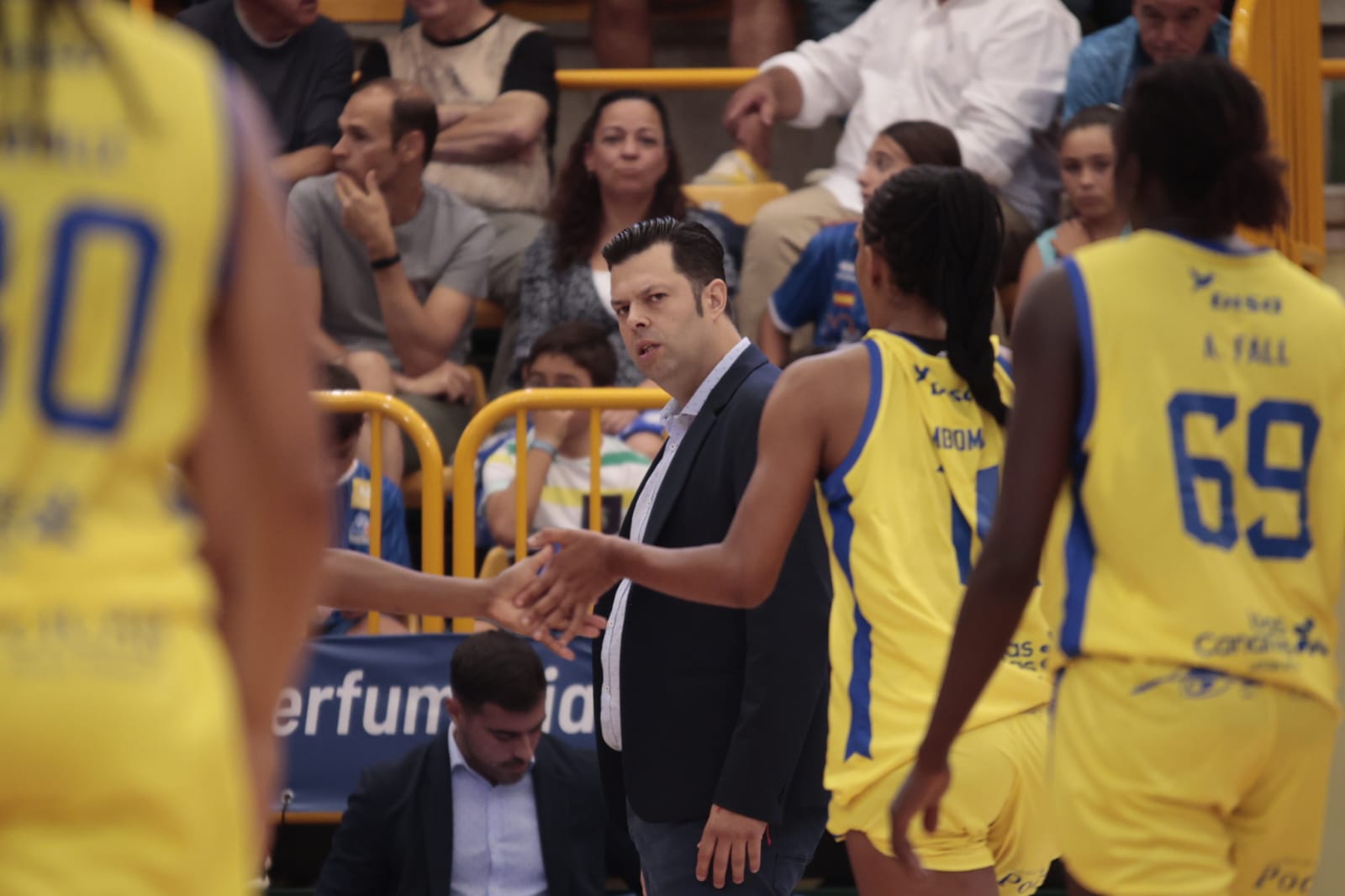 El debut de Avenida convence en la cancha y en la grada