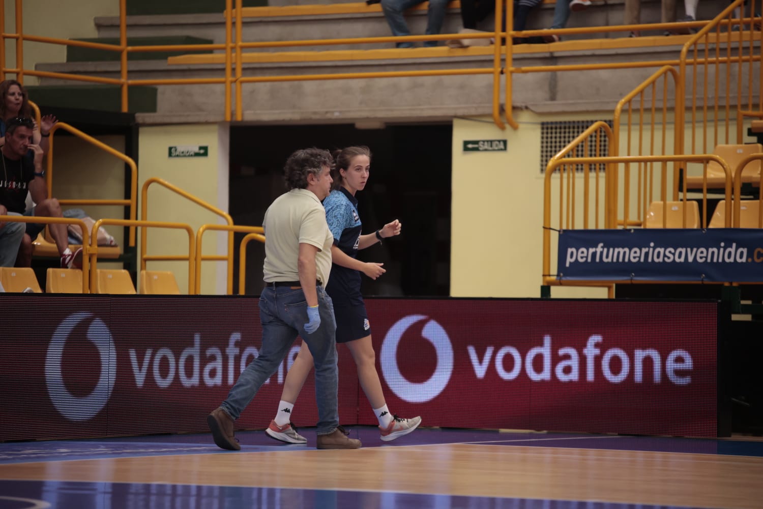 El debut de Avenida convence en la cancha y en la grada