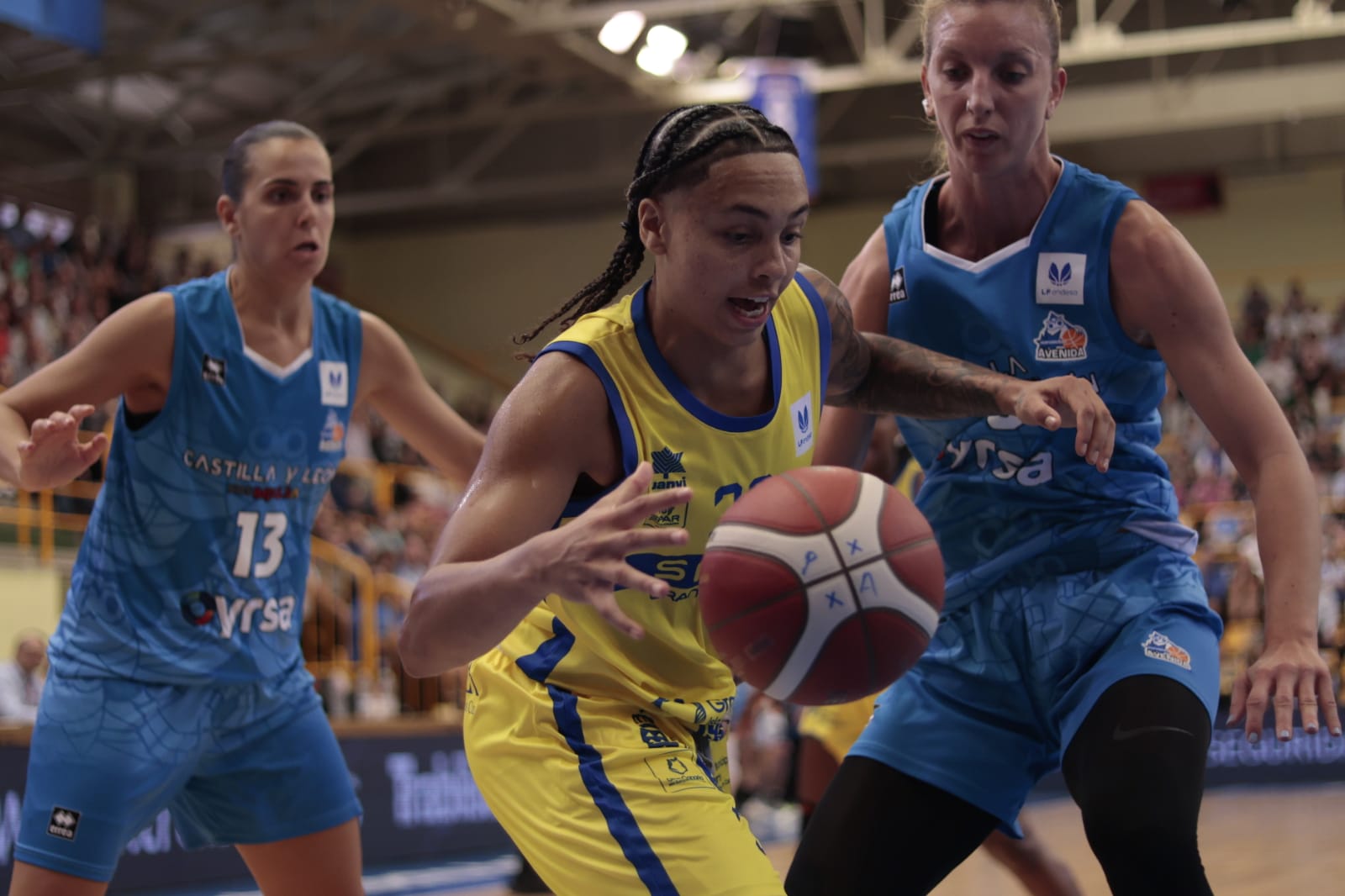 El debut de Avenida convence en la cancha y en la grada