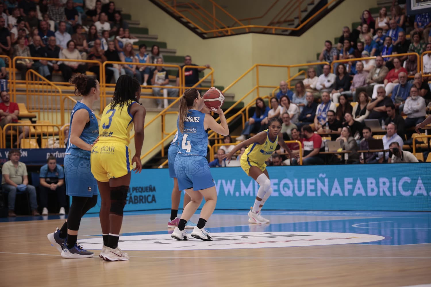El debut de Avenida convence en la cancha y en la grada