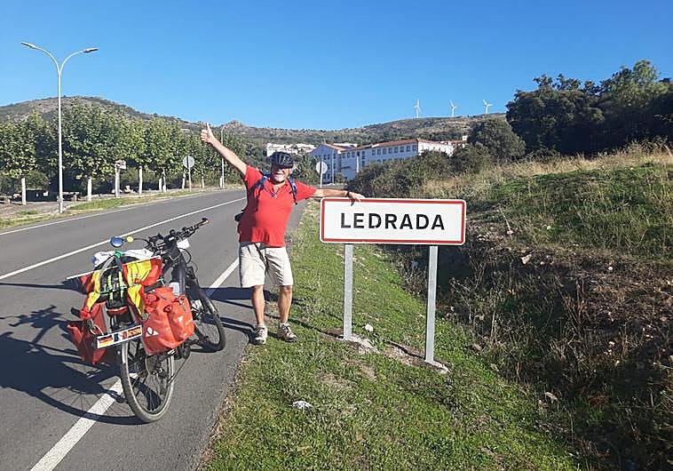 Jesús Sánchez llega a Ledrada desde Alemania después de 2.000 kilómetros recorridos en bicicleta.