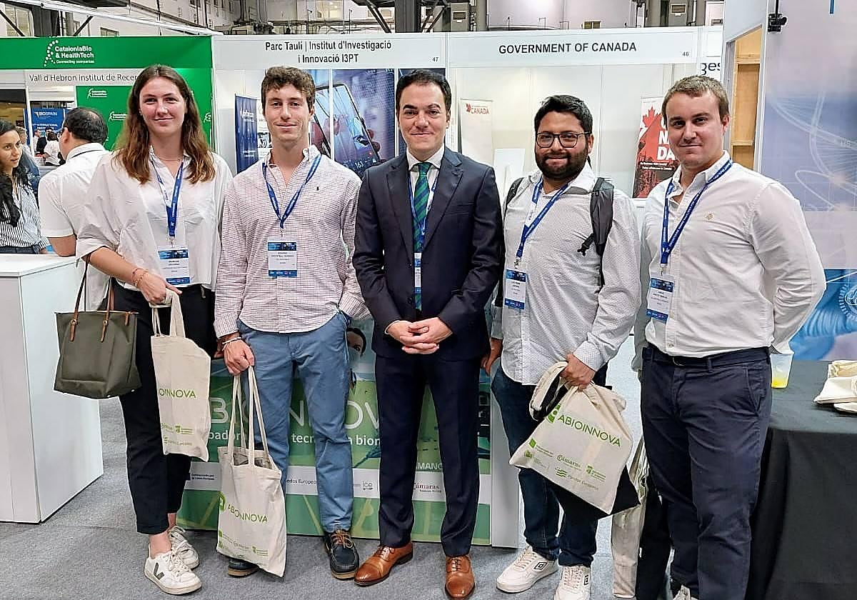 El concejal de Promoción Económica, Pedro Martínez, en compañía de técnicos municipales.