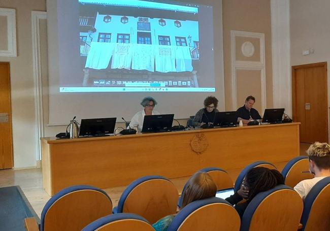 Curso de bordado en la universidad.