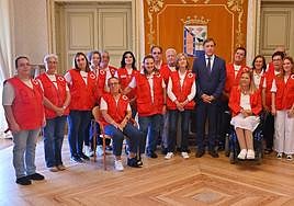 Miembros de Cruz Roja durante la recepción en el Ayuntamiento de Salamanca.