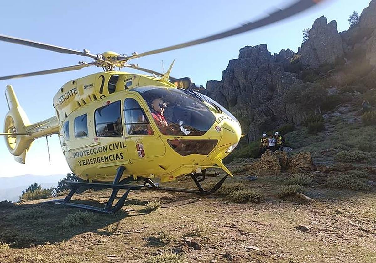 Un helicóptero evacúa a una mujer de 57 años en Herguijuela de la Sierra.