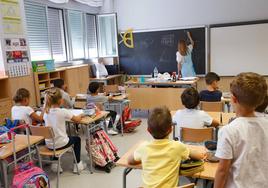 Una profesora imparte clase en un aula de Educación Primaria.