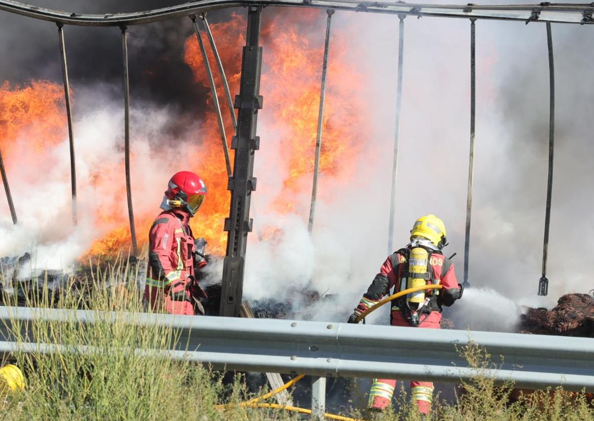 Imagen secundaria 1 - Espectacular incendio de un camión entre Miranda de Azán y Mozárbez