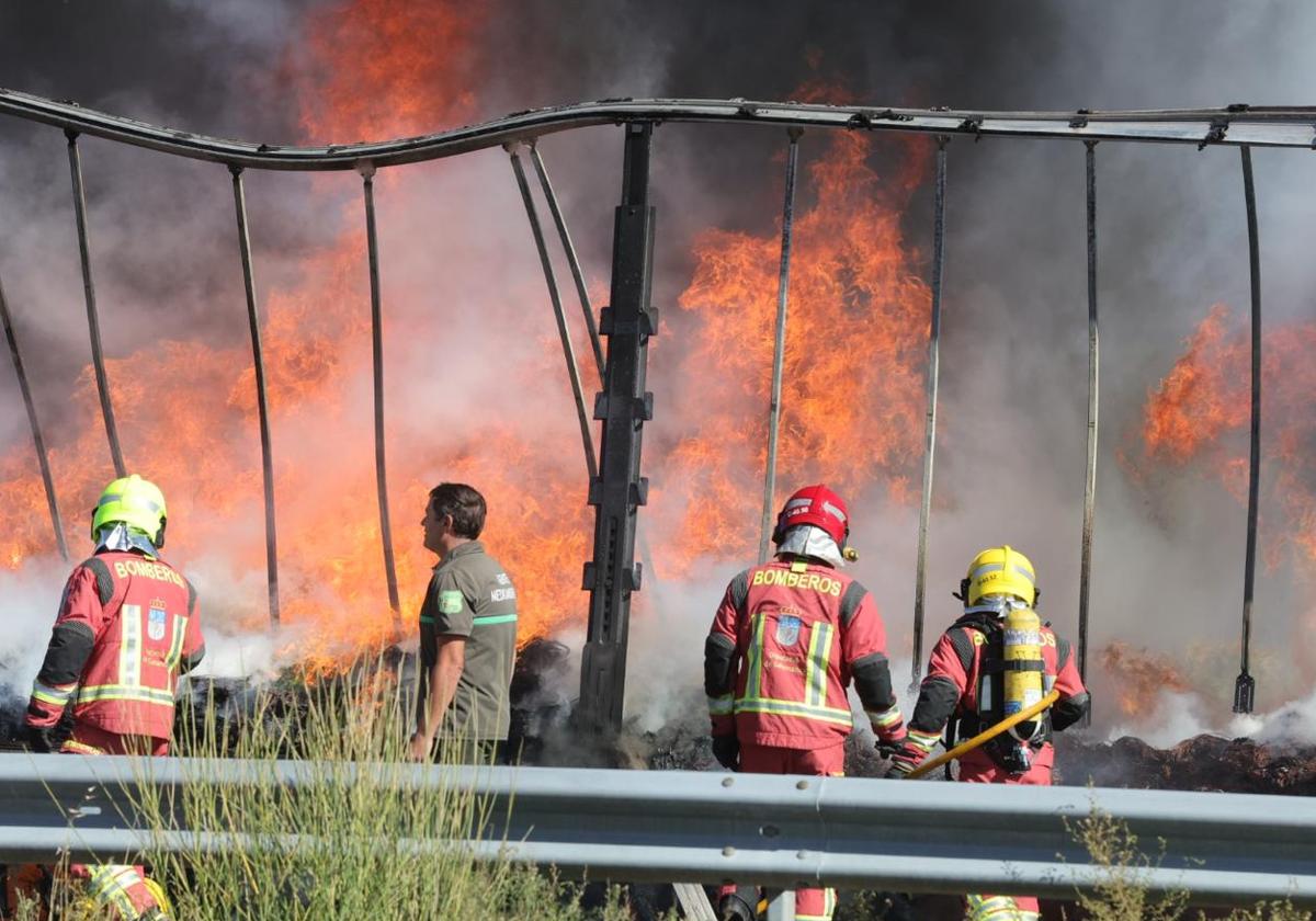 Espectacular incendio de un camión entre Miranda de Azán y Mozárbez