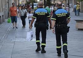 Dos agentes de la Policía Local pasean por Salamanca.