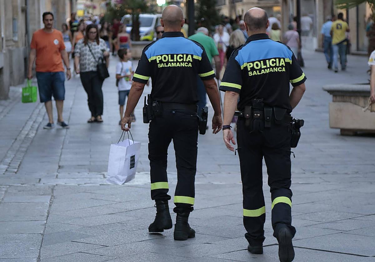 Dos agentes de la Policía Local pasean por Salamanca.