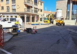Obras de renovación de redes de abastecimiento y saneamiento en Carbajosa.