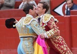 Domingo López Chaves abraza a El Juli en La Glorieta la pasada Feria.
