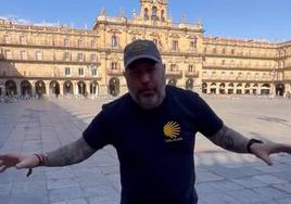 Larry Shy se dirige a sus seguidores en un vídeo desde la Plaza Mayor de Salamanca.