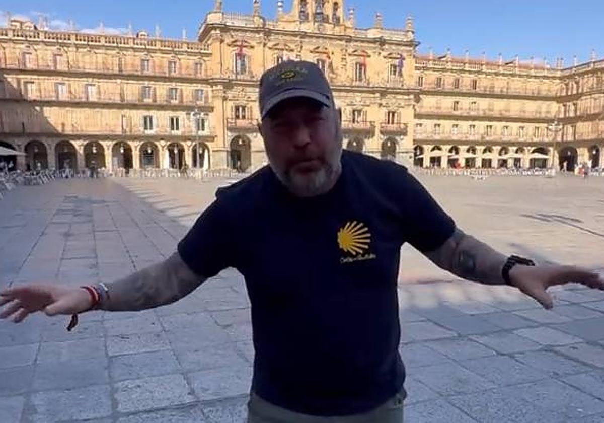 Larry Shy se dirige a sus seguidores en un vídeo desde la Plaza Mayor de Salamanca.