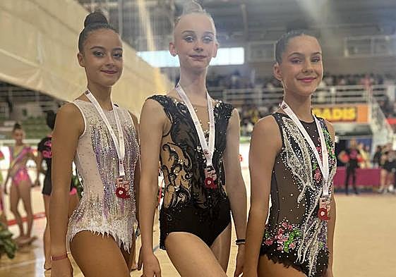 Representantes del Rítmica Salamanca Laura Cabezas, Valeriia Torhovskykh y Cristina Santos.