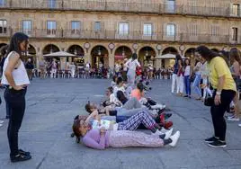 Imagen de archivo de varios universitarios haciendo las novatadas en la Plaza Mayor.