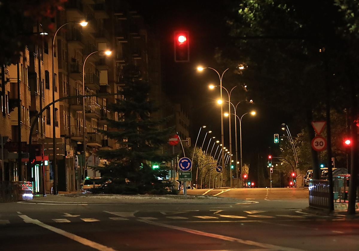 Una calle salmantina iluminada de noche.