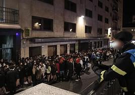 Un Policía Local observa una concurrida zona de ocio de Salamanca.