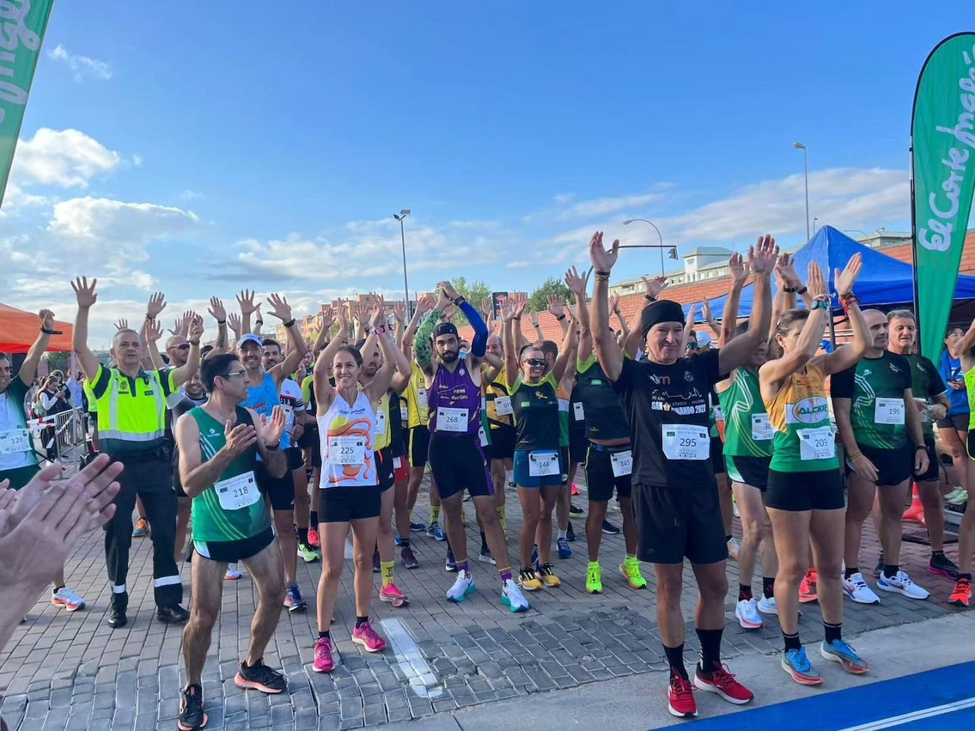 Imagen principal - Miguel Gallego y María Gómez estrenan la Carrera Solidaria de la Guardia Civil de Salamanca