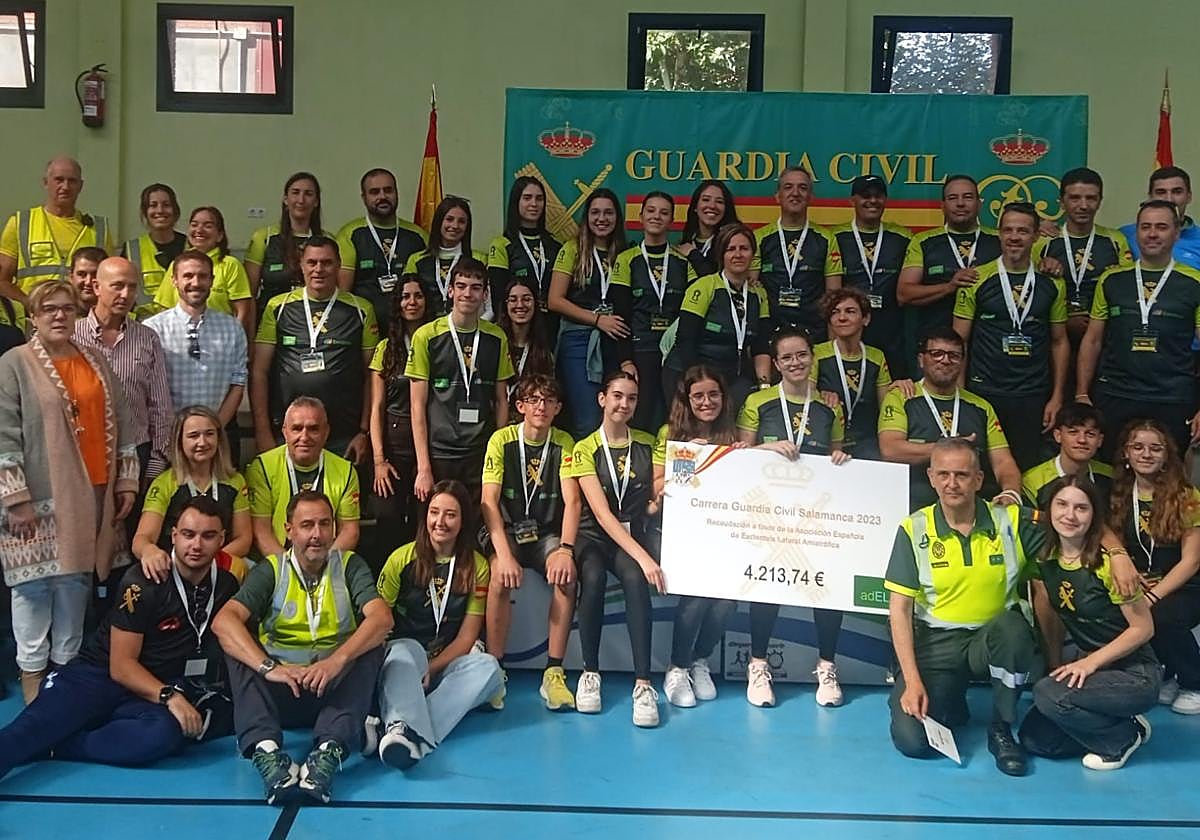 Un grupo de guardias civiles tras la carrera en Salamanca.