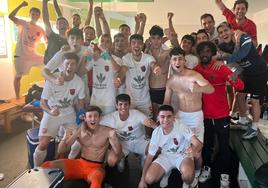 La plantilla del Santa Marta celebra la victoria en el vestuario de Astorga.