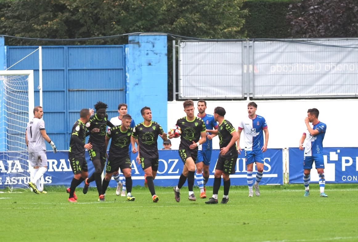 Los jugadores del CD Guijuelo llevan el balón al centro del campo tras hacer el 2-1 en Avilés.